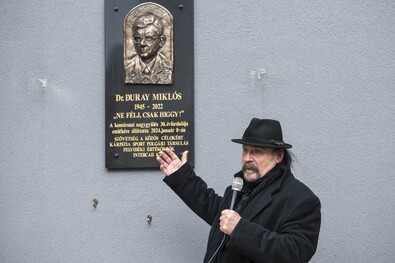 Túri Török Tibor szobrász, az alkotó beszél Duray Miklós emléktáblájának avatásán Révkomáromban. Fotó: MTI / Bodnár Boglárka