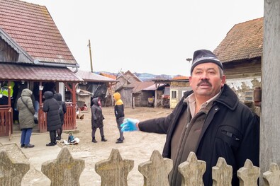 A megsebesített Vida Csaba, portáján. Fotó: Bodor János