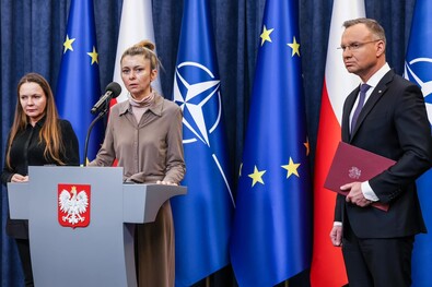 Andrzej Duda lengyel köztársasági elnök az elítélt politikusok feleségeivel. Fotó: Facebook / Andrzej Duda
