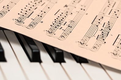 Kiskorúak elleni nemi erőszakkal vádolják a zenetanárt