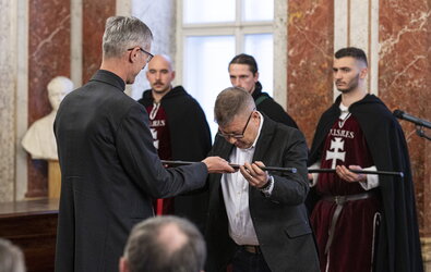 Balassi Bálint-emlékkarddal díjazták Fekete Vince költőt