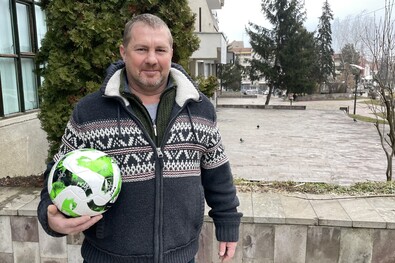 A focilabda a vitrinbe kerül (Farsangi nyereményjáték)