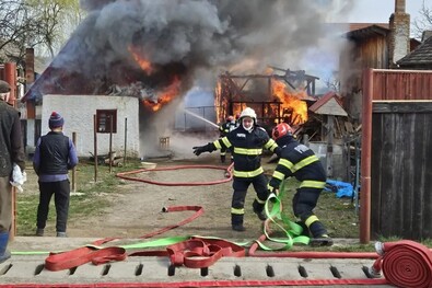 Lakóház gyulladt ki Illyefalván: megsérült egy gyermek, elpusztult két ló, gyűjtést indítottak