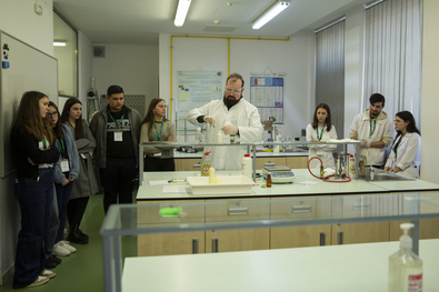 A versenyzők a Sapientia EMTE laboratóriumában. Fotó: Sapientia EMTE