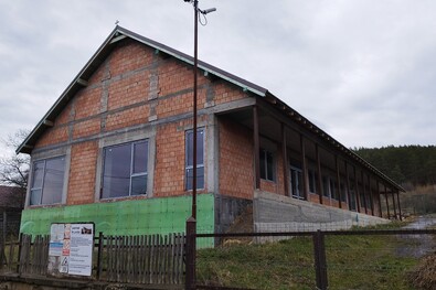 Új építő  a kiskászoni iskolánál