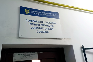 A Kovászna Megyei Fogyasztóvédelmi Hivatal bejárata – egy éve csupán román felirattal. A szerző felvétele