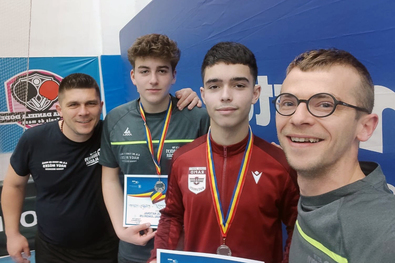 Kovács Kristóf (balról a második) edzői és Matei Eparu társaságban. Fotó: Facebook / Nagy Mózes Asztalitenisz SK