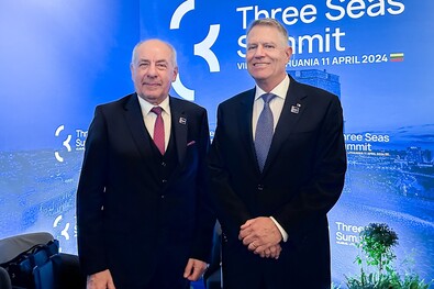 Sulyok Tamás magyar és Klaus Iohannis román államfő Vilniusban. Fotó: presidency.ro
