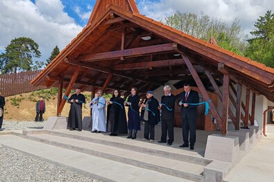 Ravatalozó épült a Magyar-hegyen (Lisznyó)