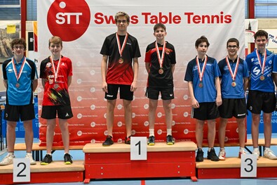 Simó Éliás Máté (alacsonyabb) a dobogó legmagasabb fokán. Fotó: Facebook / Swiss Table Tennis