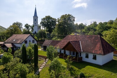 Drónfelvétel Szengerice egyházi épületeiről. Fotó: MTI / Kiss Gábor