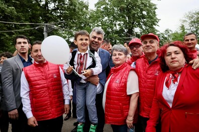 Marcel Ciolacu buzăui hívei között. Fotó: Facebook / Marcel Ciolacu