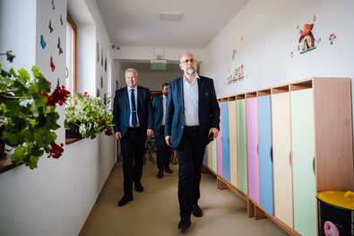 Péter Ferenc és Kelemen Hunor az új óvodában. Fotó: Facebook / Péter Ferenc