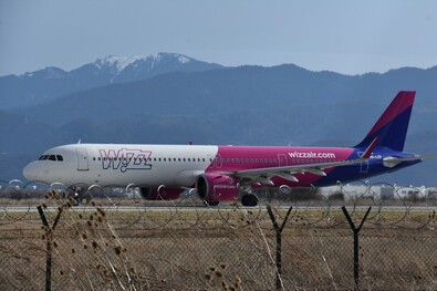 A Wizz Air gépe Vidombákon. Fotó: Facebook / Aeroportul Internațional Brașov