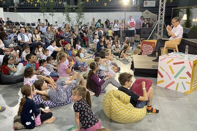 Mesevilág – Dániel András közönségtalálkozóján mindenki kuflivá változott a SepsiBook porondja előtt. Fotó: Ferencz Csaba