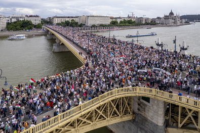 A drónnal készült képen a Békemenet résztvevői vonulnak a Margit hídon. Fotó: MTI / Czeglédi Zsolt