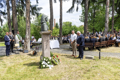 Megkoszorúzták az intézményalapító nagyasszony szobrát. A szerző felvételei