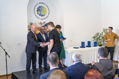 Csák János oklevelet ad át. A szerző felvétele