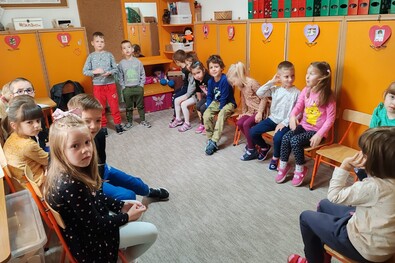 A találkozóra készülve a házigazda óvoda Napsugár csoportjában mindenki megtanult egy mesét. A szerző felvétele