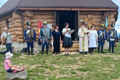 Turulszobrot avattak (Trianoni megemlékezés a Poszkár-tetőn)