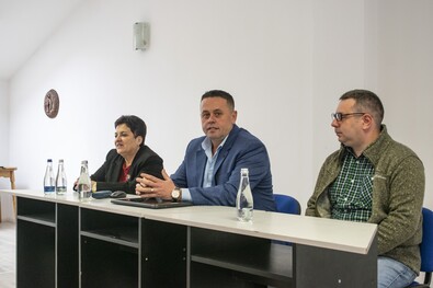 Constatin Pătru (középen) egy korábbi sajtótájékoztatón. A szerző felvétele