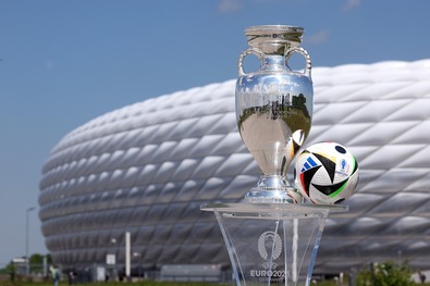 A Henri Delaunay-kupát július 14-én emelheti magasba a győztes. Fotó: Facebook / UEFA