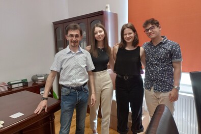 Az ösztöndíjasok Sánta Imrével (balról jobbra): Sánta Imre, Szász Nóra Alexa, Bereczki Anna, Náni Ervin. A szerző felvétele