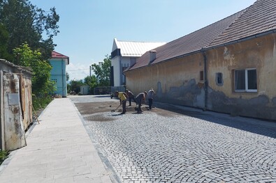 Készül a kockaköves út. A szerző felvétele