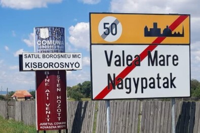 A táblabíróság ítélete nyomán eltűnik a magyar elnevezés Nagypatak falutáblájáról. Fotó: Facebook / Forumul Civic al Românilor din Covasna, Harghita și Mureș