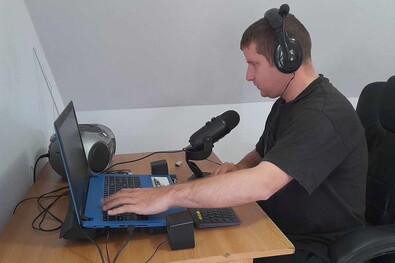 A mikrofonnál Kolumbán Sándor. Fotó: Kolumbán Sándor gyűjteményéből