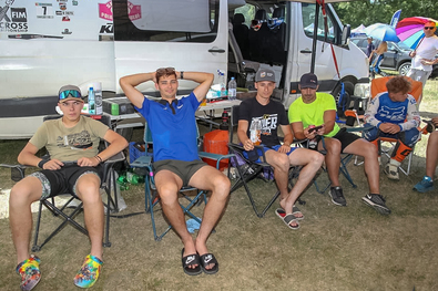  Az MX1-ben versenyzők az árnyékból figyelik a többiek küzdelmét