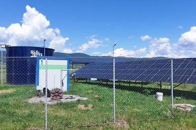 Az ülepítőállomás körül lévő napelemek egy része. A szerző felvétele