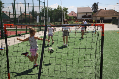  Az első focimeccs a Csíki negyedi új sporttelepen. Fotó: Albert Levente