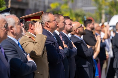 Szappanopera ölelkezéssel és ármánykodással
