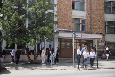 Vizsgázók a Mikes Kelemen-iskola előtt – az elméleti líceumok tanulói szerepeltek a legjobban az idei érettségin. Fotó: Albert Levente