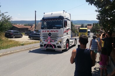 Vonulnak a kamionok Barót utcáin. Fotó: Böjte Ferenc