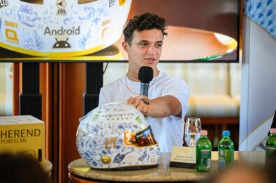 Lando Norris Herendi díszítésű sisakban versenyez a Magyar Nagydíjon. Fotó: MTI / Vasvári Tamás