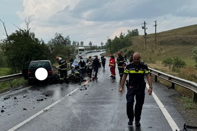 Helyszínelők a dálnoki balesetnél. Fotó: Kovászna megyei rendőrség
