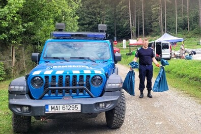 A csendőrök befogták a két kígyót. Fotó: Kovászna Megyei Dózsa György Csendőr-felügyelőség