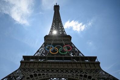 Az olimpiai ötkarikával feldíszített Eiffel-torony Párizsban. Fotó: MTI / Illyés Tibor