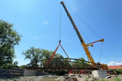 Júniusban már elköltözött az ajtai műemlék vashíd. Fotó: Kovászna Megye Tanácsa