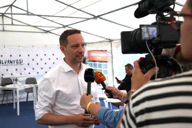 Azbej Tristan nyilatkozik Tusványoson. Fotó: Facebook / Azbej Tristan