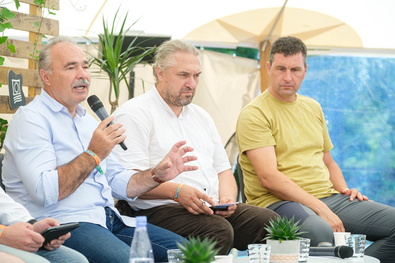 Nagy István, Sallai Róbert Benedek és Tánczos Barna a panelbeszélgetésen. Fotó: MTI / Veres Nándor