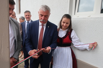 Egy épület meggyógyult (Miklósvár)
