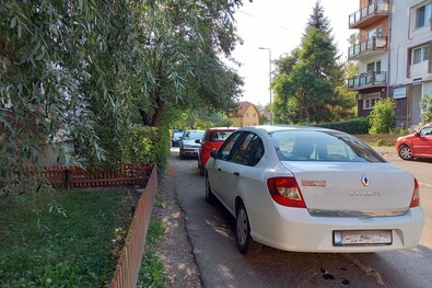 Járdán parkoló autók a Lázár Mihály utcában. Demeter J. Ildikó felvétele