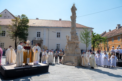 Felszentelik Kolozsvár belvárosában a visszaállított Mária-oszlopot. Fotó: MTI / Kiss Gábor