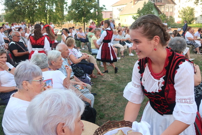 Székely ruhás lányok kínálják az új búzából sütött kenyeret az ünneplőknek. A szerző felvétele
