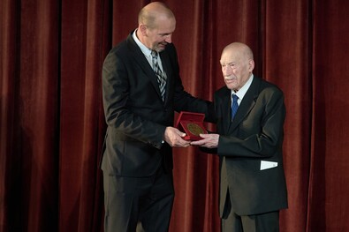 Egyed Ákos átveszi a Kincses Kolozsvárért-díjat Gergely Balázstól. Fotó: KMN. Biró István felvétele