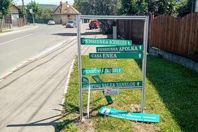 A szétvert tájékoztató tábla. A szerző felvétele