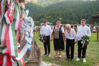 Bartha Mihály úzvölgyi veterán koszorút helyez el családja körében az egykori bajtársai emlékére. Fotók: MTI / Veres Nándor